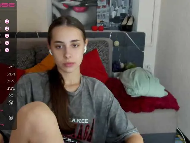 Live sex webcam photo for Dianasofy282 #275940478