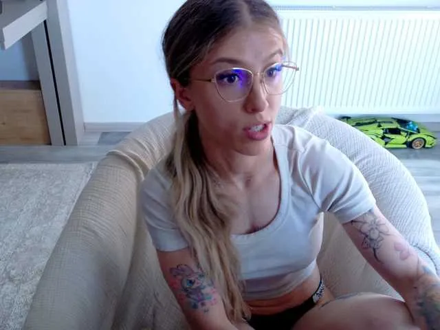 Live sex webcam photo for DiddySweet1 #291332115