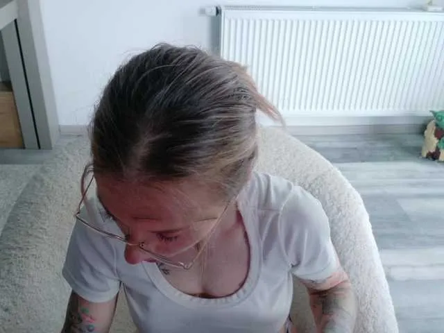 Live sex webcam photo for DiddySweet1 #293752555