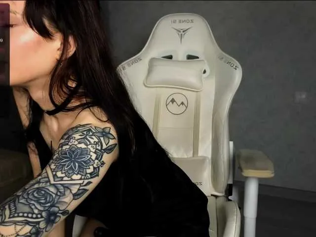 Live sex webcam photo for DilyaRae #291701152