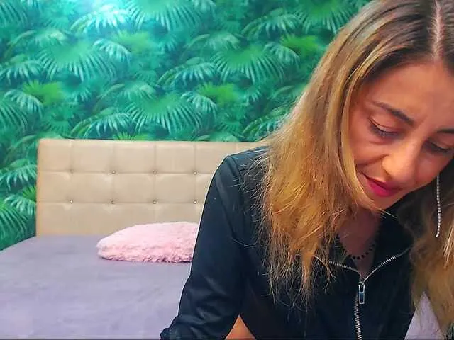 Live sex webcam photo for DirtyStella #278290218