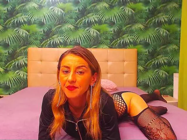 Live sex webcam photo for DirtyStella #288089272