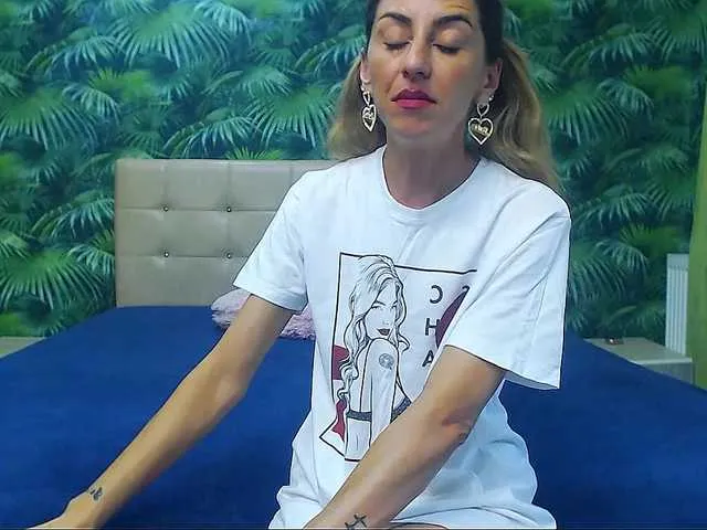 Live sex webcam photo for DirtyStella #289330228