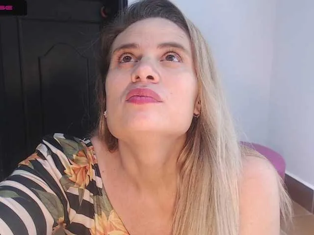 Live sex webcam photo for DirtyTina #272634911