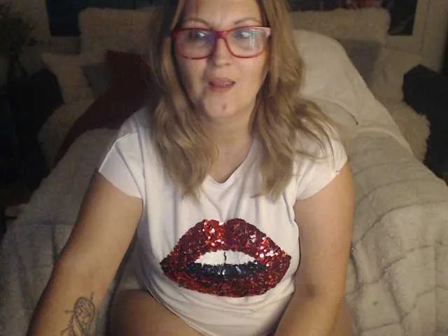Live sex webcam photo for DivineBlond #287957129