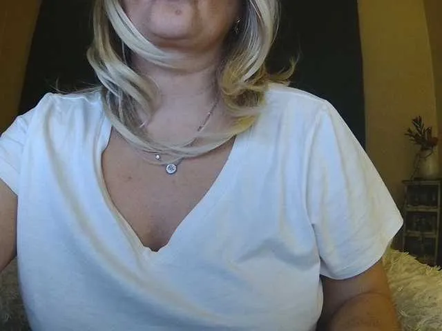 Live sex webcam photo for DivineBlond #290509483