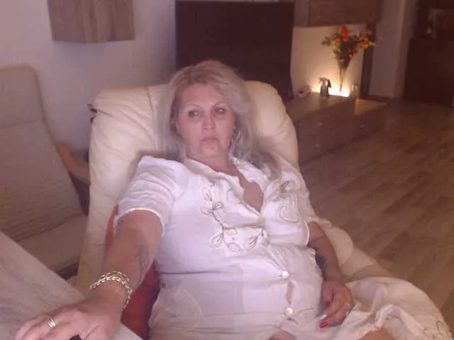 Live sex webcam photo for DivineBlond #291922928