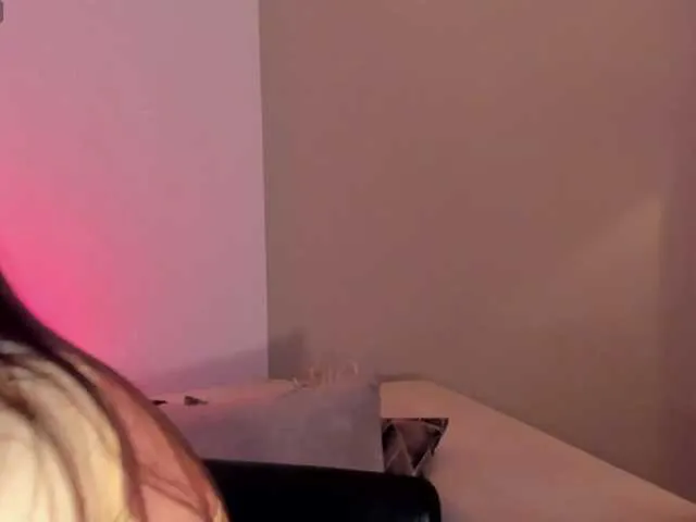 Live sex webcam photo for DolcieElliot #291133018