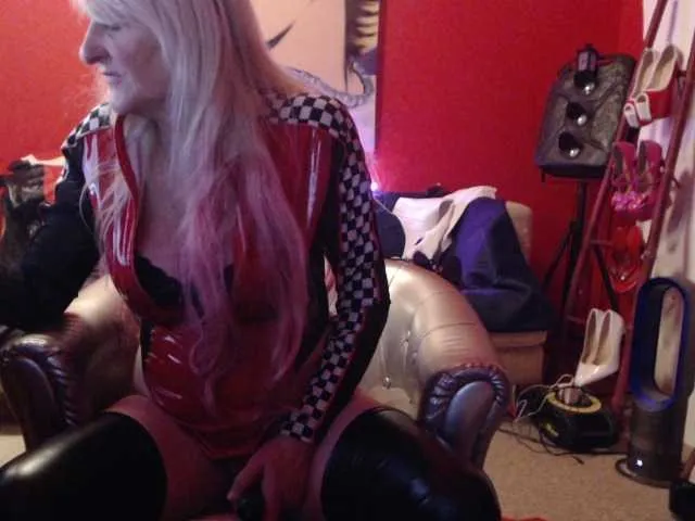 Live sex webcam photo for Dominatrix-Helga #290680635