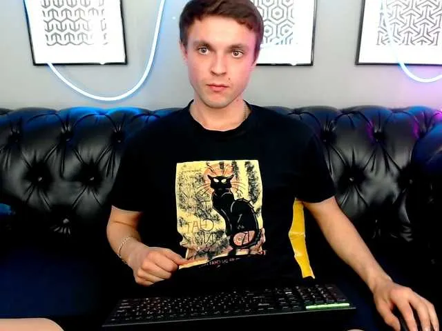 Live sex webcam photo for DonLear #275518034