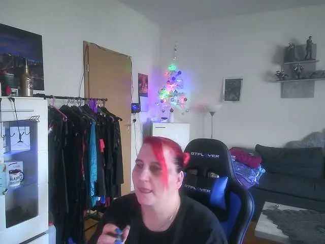 Live sex webcam photo for DrachenLady39 #271895592