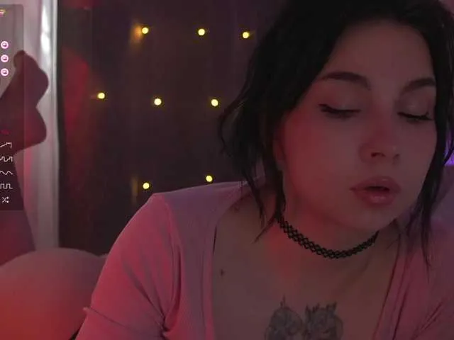 Live sex webcam photo for DrammaQueennnn #290381497