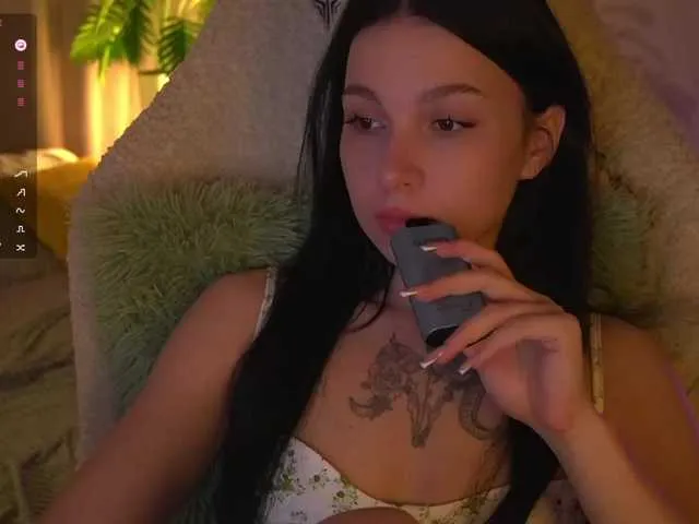 Live sex webcam photo for DrammaQueennnn #291571577
