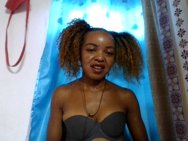 Live sex webcam photo for ELODIE12 #290421488