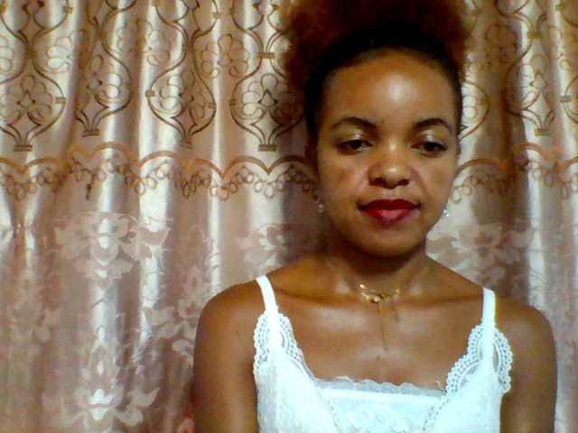 Live sex webcam photo for ELODIE12 #290494343