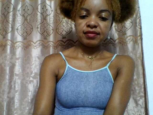 Live sex webcam photo for ELODIE12 #290543150