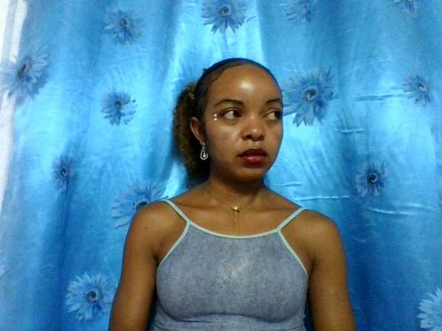 Live sex webcam photo for ELODIE12 #290574426