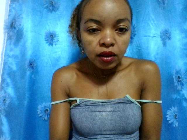 Live sex webcam photo for ELODIE12 #290578563