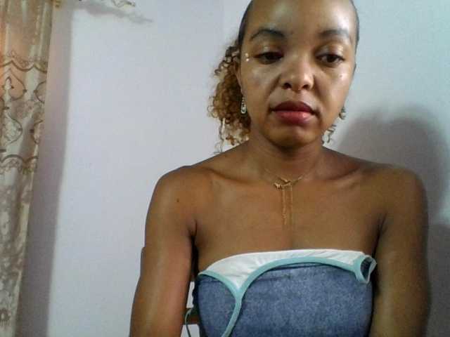 Live sex webcam photo for ELODIE12 #290581746