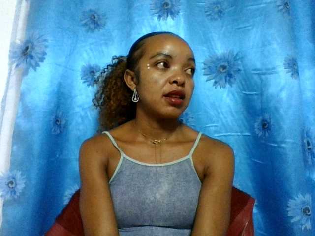 Live sex webcam photo for ELODIE12 #290583446