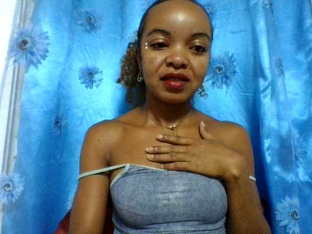 Live sex webcam photo for ELODIE12 #290585749