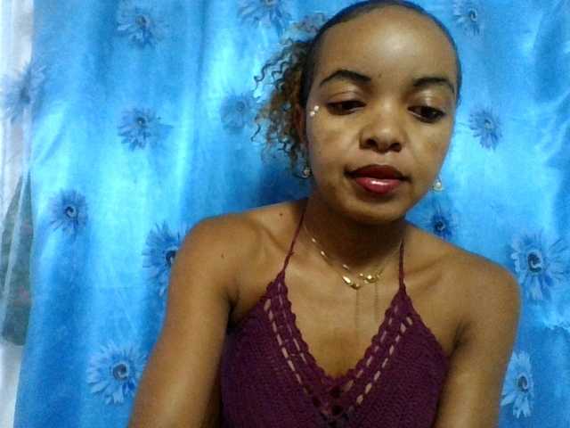 Live sex webcam photo for ELODIE12 #290594892