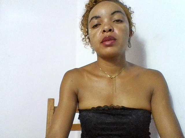 Live sex webcam photo for ELODIE12 #290601872