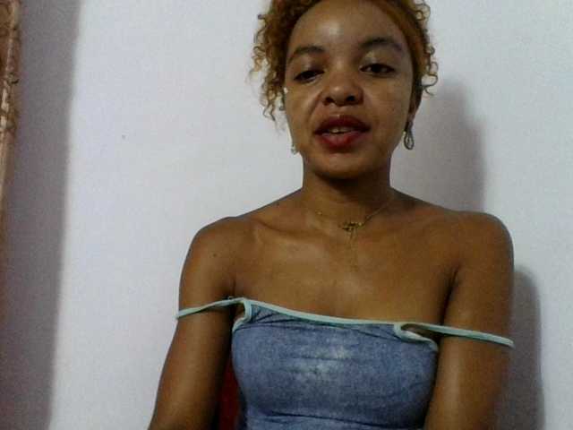 Live sex webcam photo for ELODIE12 #290615670