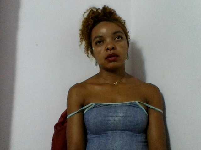 Live sex webcam photo for ELODIE12 #290617400