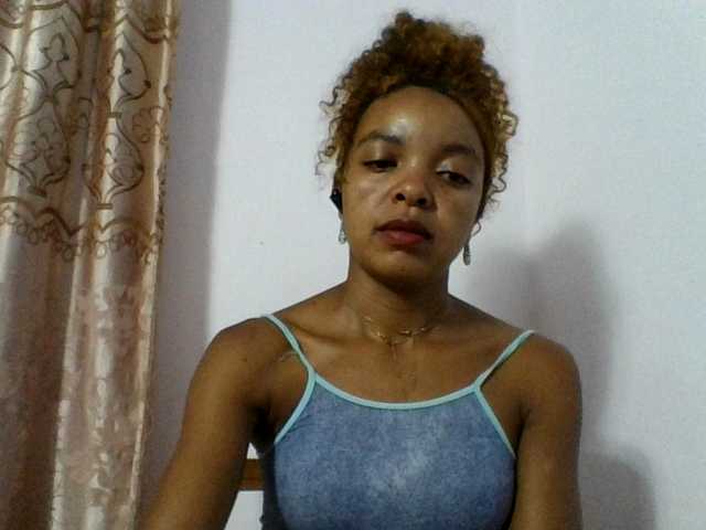 Live sex webcam photo for ELODIE12 #290630103