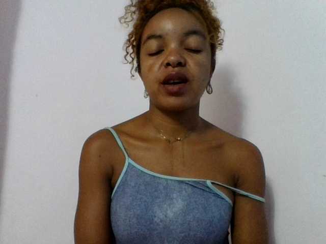 Live sex webcam photo for ELODIE12 #290647001