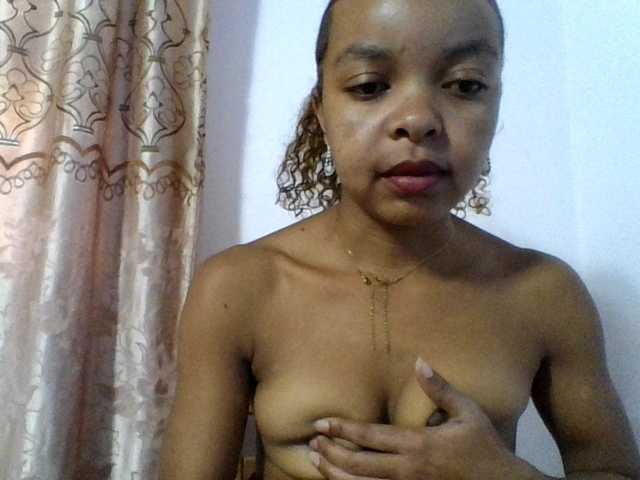 Live sex webcam photo for ELODIE12 #290661290