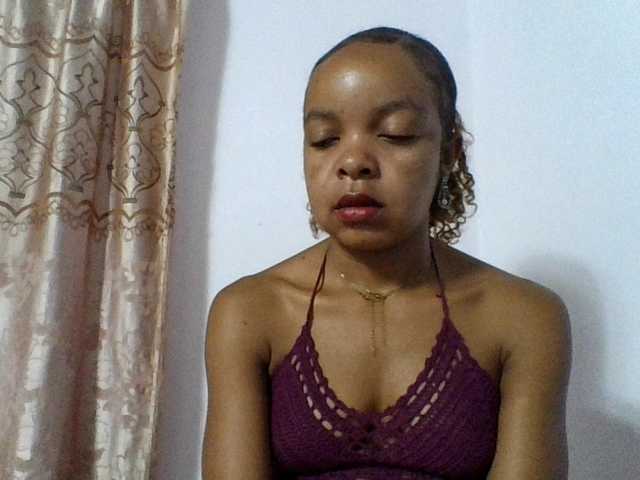 Live sex webcam photo for ELODIE12 #290670276
