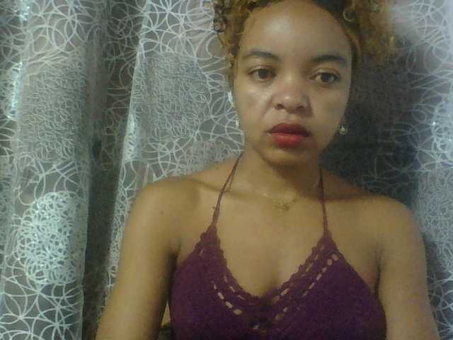 Live sex webcam photo for ELODIE12 #290720477