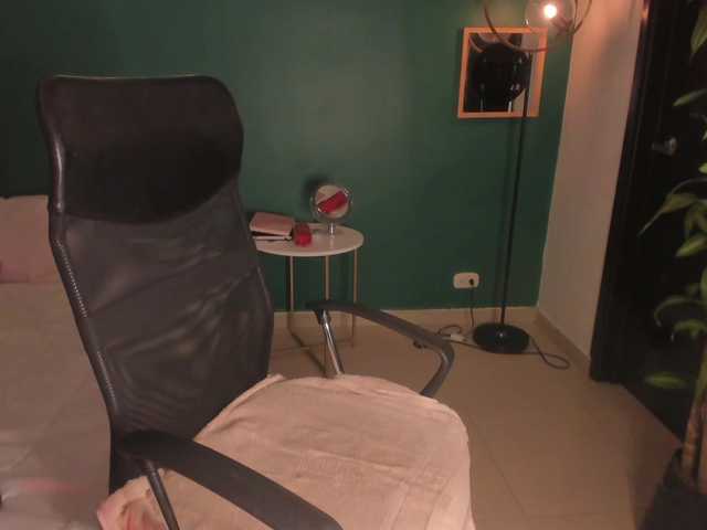 Live sex webcam photo for EMIILYJAMESS #273659393