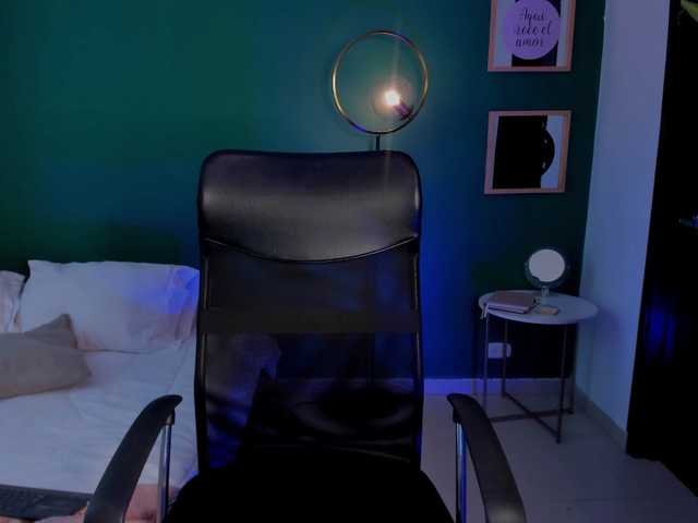 Live sex webcam photo for EMIILYJAMESS #273788369