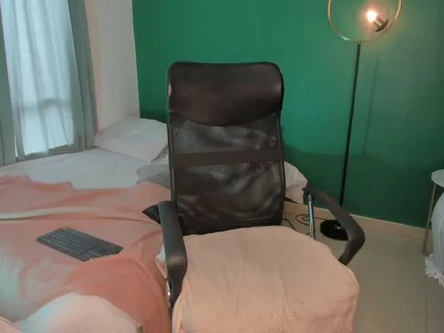 Live sex webcam photo for EMIILYJAMESS #274005649