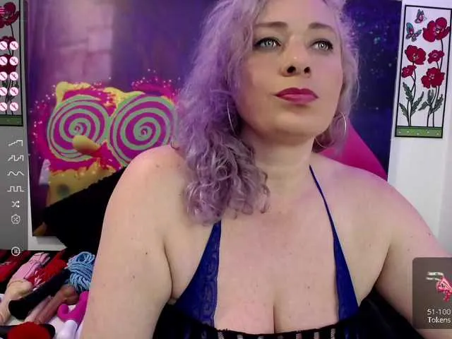 Live sex webcam photo for EMILY-CURVY #276592754