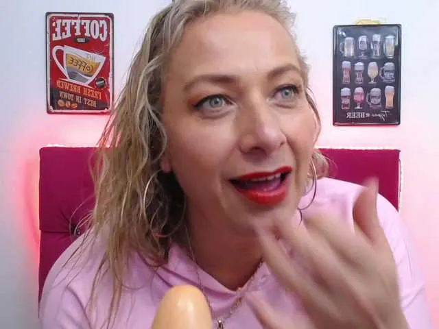 Live sex webcam photo for EMILY-CURVY #277637508