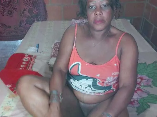 Live sex webcam photo for EMYYLI2 #290185762