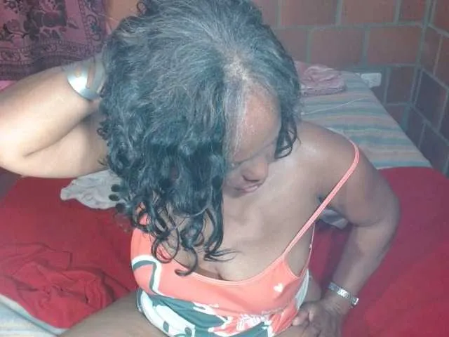 Live sex webcam photo for EMYYLI2 #290835315