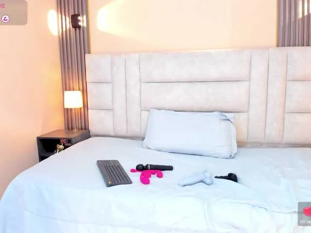 Live sex webcam photo for EYMI-TOMSOM #290176576