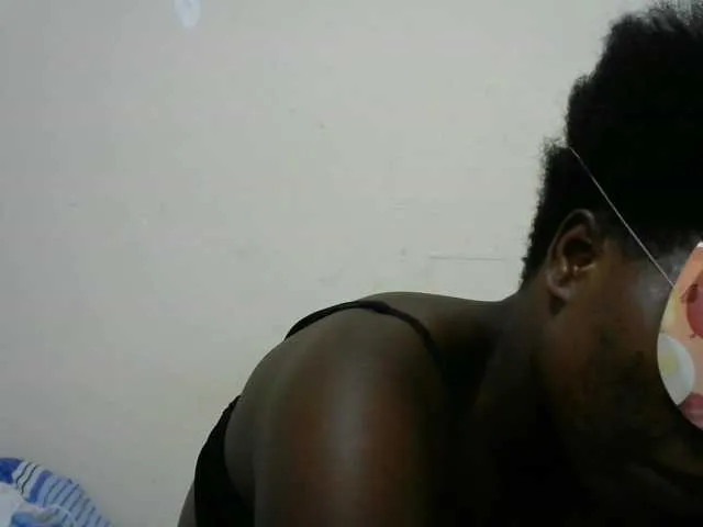 Live sex webcam photo for Ebony001 #271691177