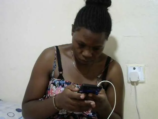 Live sex webcam photo for Ebony001 #273494488