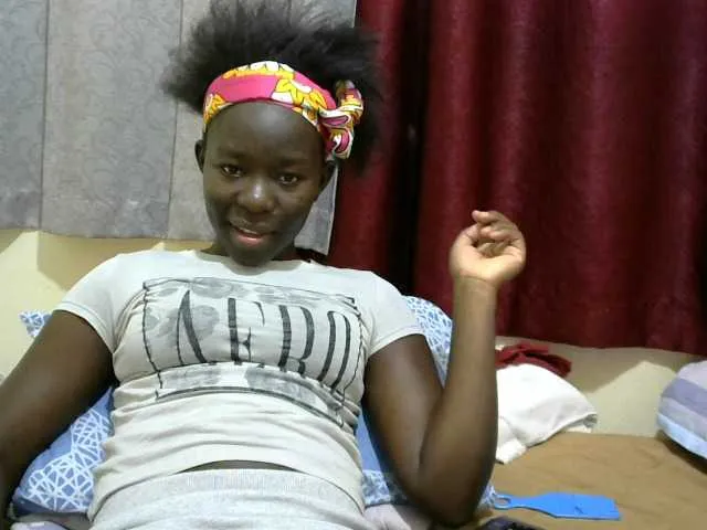Live sex webcam photo for Ebony001 #275605091