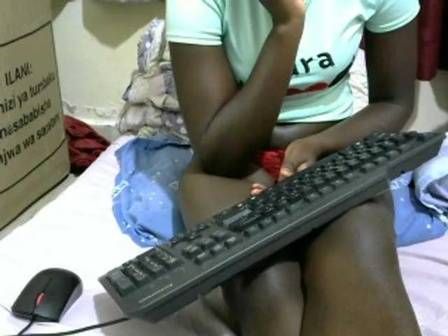 Live sex webcam photo for Ebony001 #275616701
