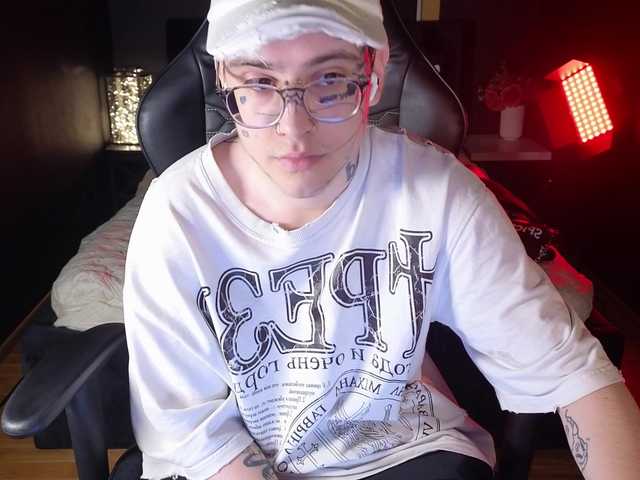 Live sex webcam photo for EddyLuv #277923049