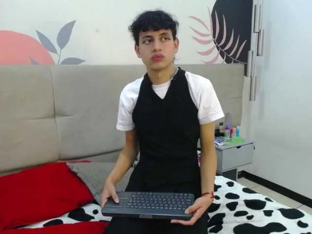 Live sex webcam photo for Eimyflorian #290309439