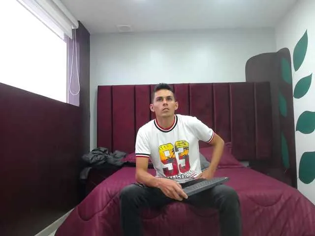 Live sex webcam photo for Elchamo-12 #275533181