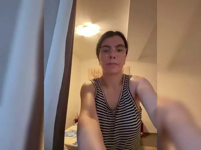 Live sex webcam photo for Elinor21 #291192833